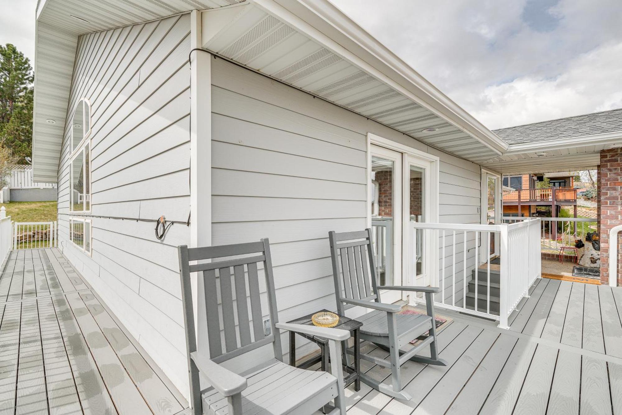 Inviting Great Falls Home With Wraparound Deck! Exterior foto